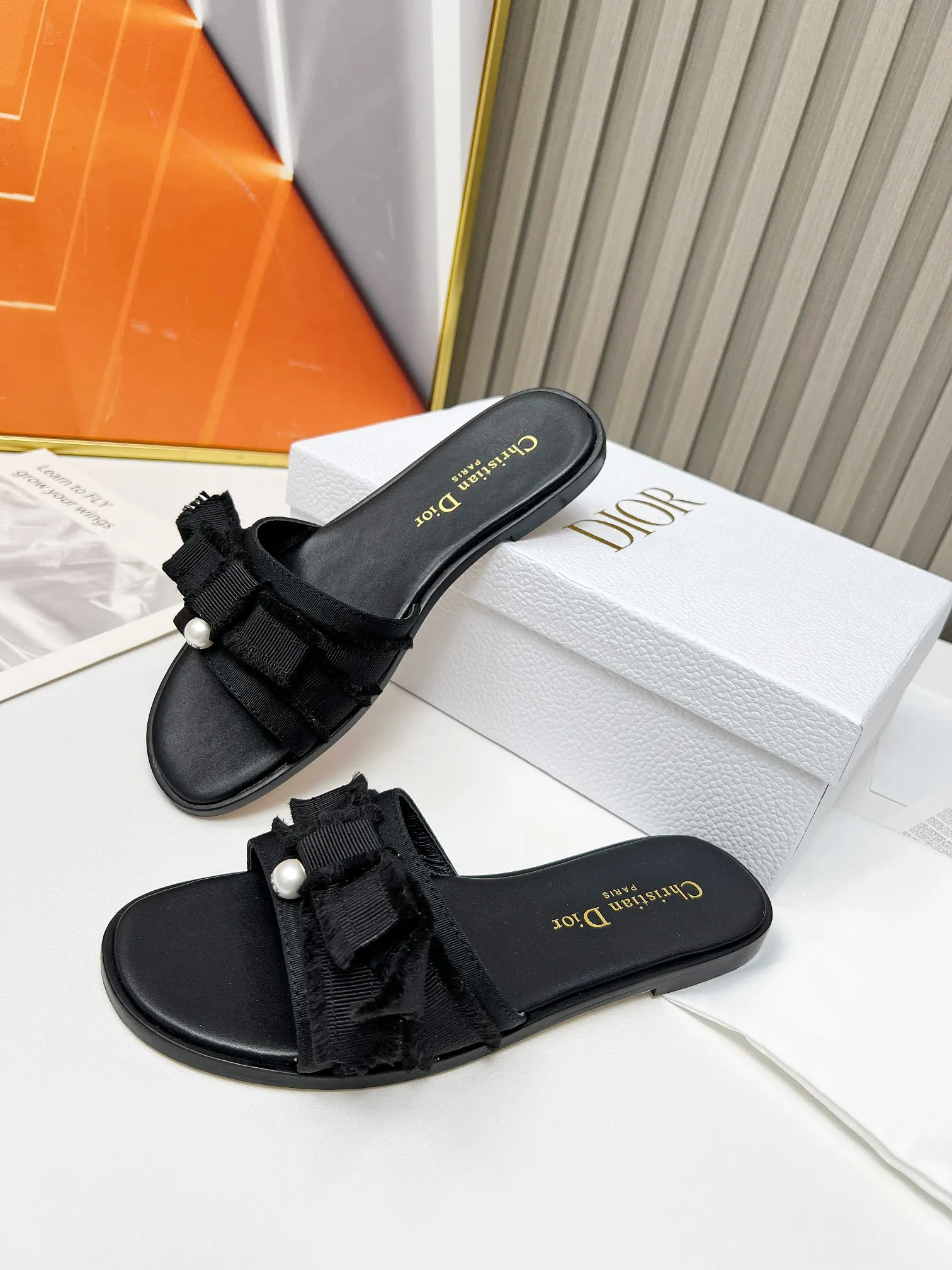 👟👟Ex-factory price 340👟👟 Genuine leather sole +40 DIOR purchasing grade Dior Dior new colors new elements DIOR spring and summer new round toe pearl open toe slippers, retro and versatile. The top version on the market. Upper: Original molded fabric Lining: Water-dyed sheepskin lining Size: #35-42 (40, 41, 42 custom-made, non-refundable)
